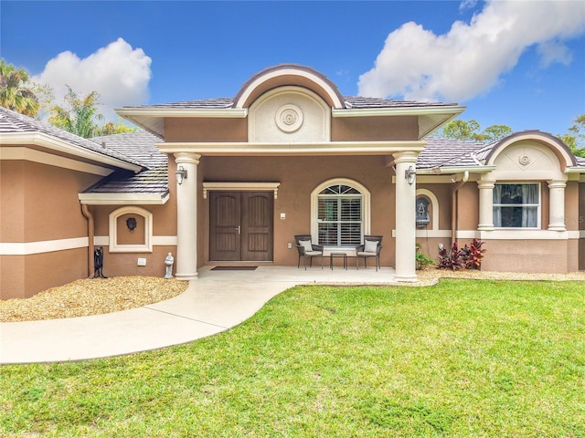 view of front of house featuring a front lawn