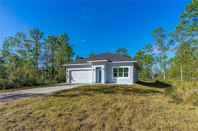 view of front of property featuring a front lawn and a garage