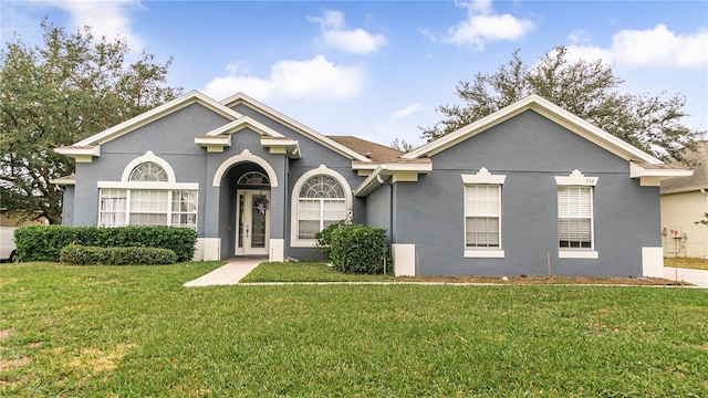 view of front of home featuring a front yard