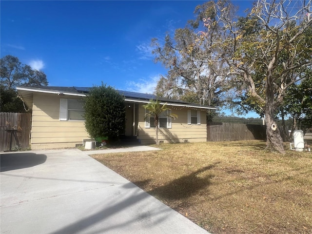 view of front of home featuring a front yard