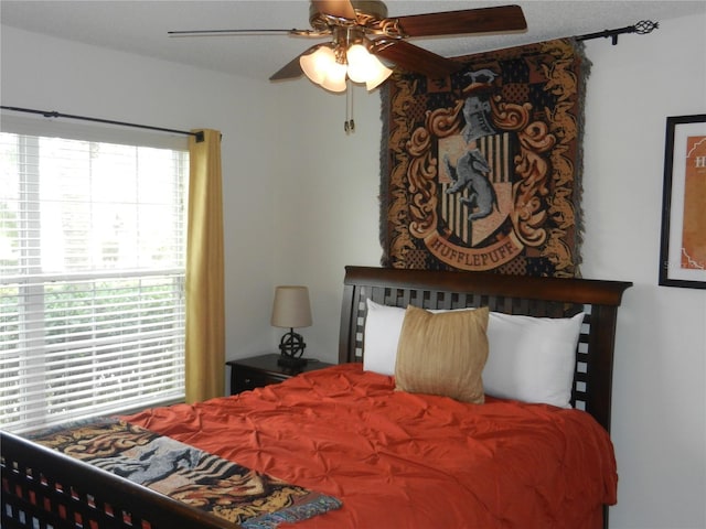 bedroom with ceiling fan