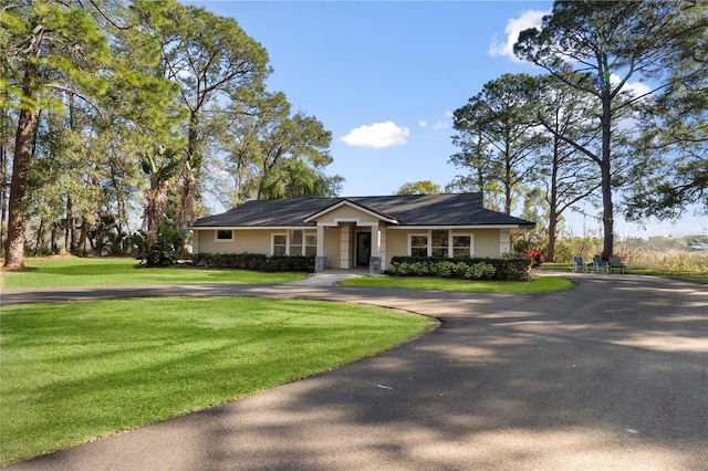 view of front of house featuring a front lawn