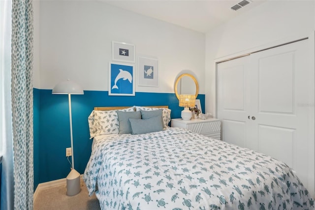 bedroom featuring carpet flooring and a closet