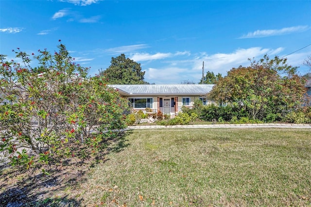 single story home featuring a front lawn