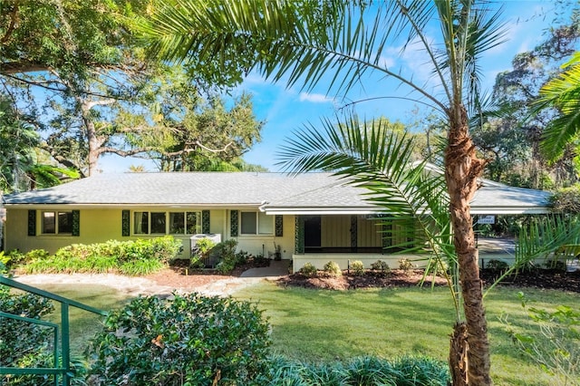 ranch-style house featuring a front lawn