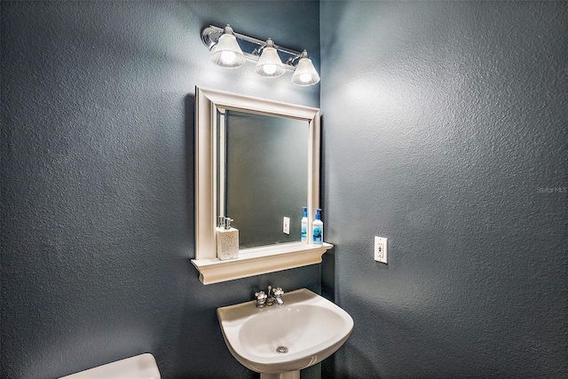 bathroom featuring sink