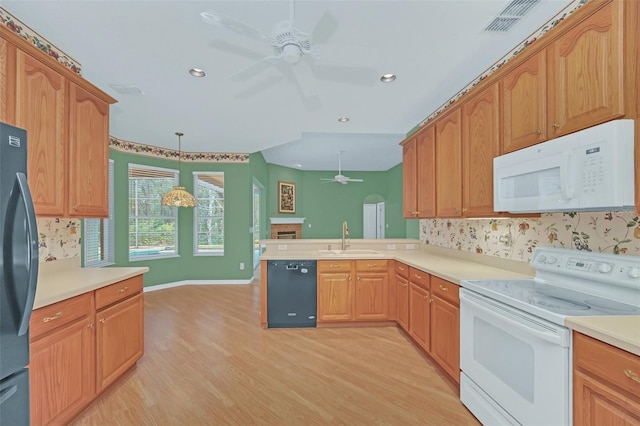 kitchen featuring sink, light hardwood / wood-style flooring, ceiling fan, black appliances, and kitchen peninsula