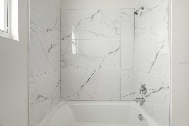 bathroom featuring tiled shower / bath