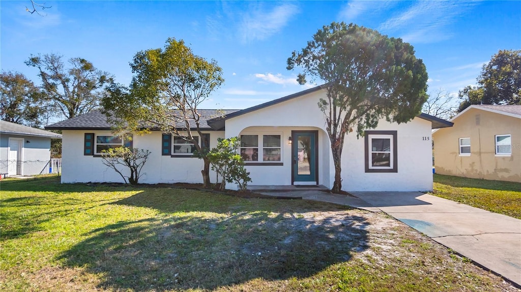 single story home featuring a front lawn