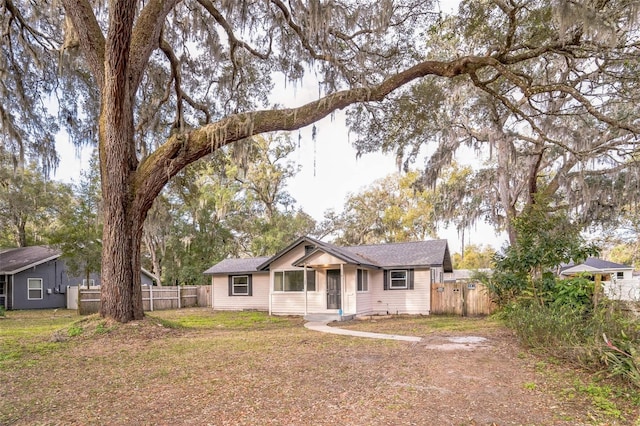 ranch-style home featuring a front lawn