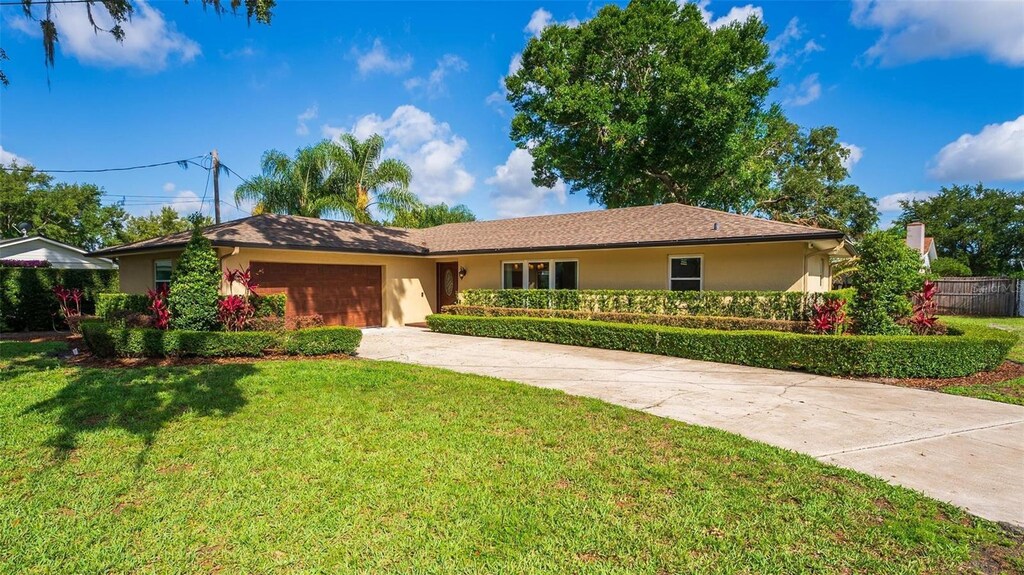 4914 Gran Lac Ave, Belle Isle, FL 32812 - single story home featuring stucco siding, a garage, and concrete driveway
