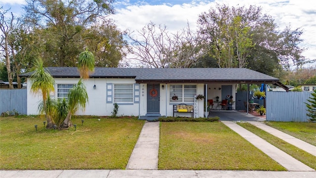 view of front of home featuring a carport and a front yard