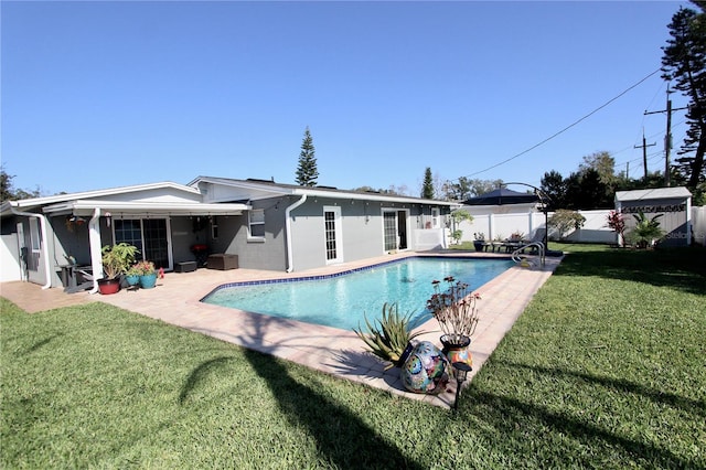 view of swimming pool featuring a yard