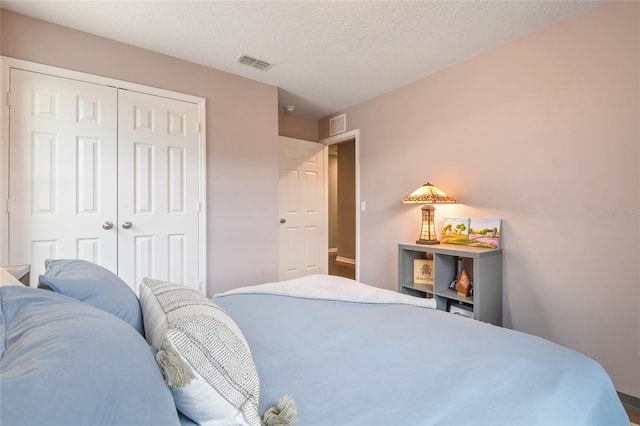 1416 Cabot Dr, Clermont, FL 34711 - bedroom featuring visible vents, a textured ceiling, and a closet