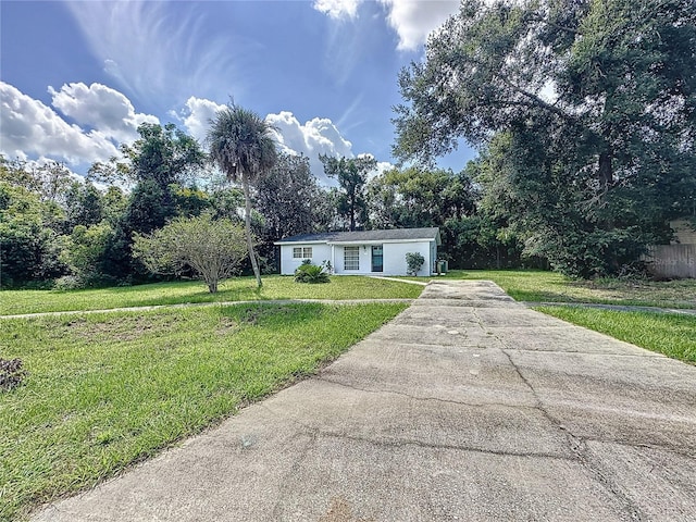 view of front of house featuring a front yard