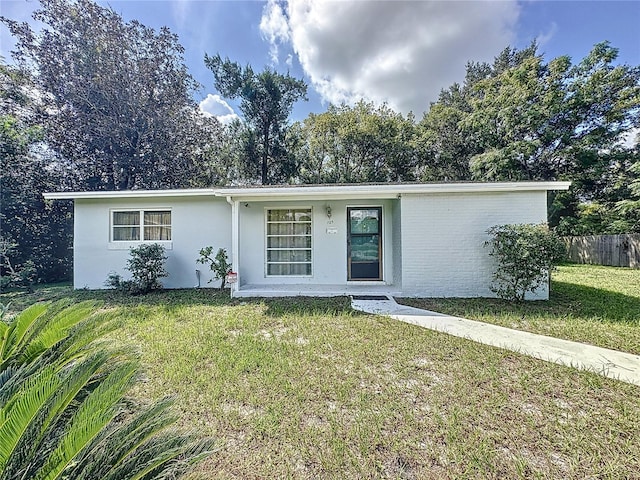 single story home featuring a front yard