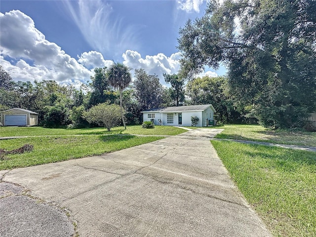 view of front facade featuring a front lawn