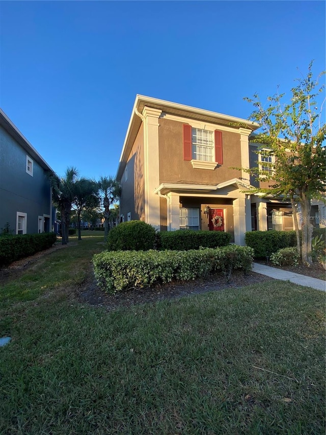 view of front facade featuring a front yard