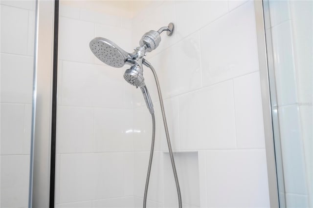 details featuring tiled shower