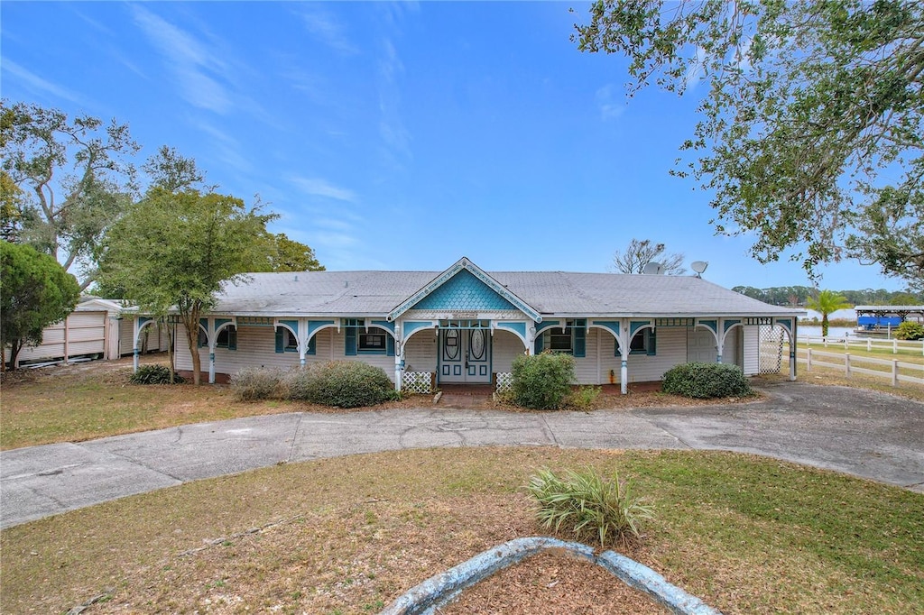 view of front facade with a front yard