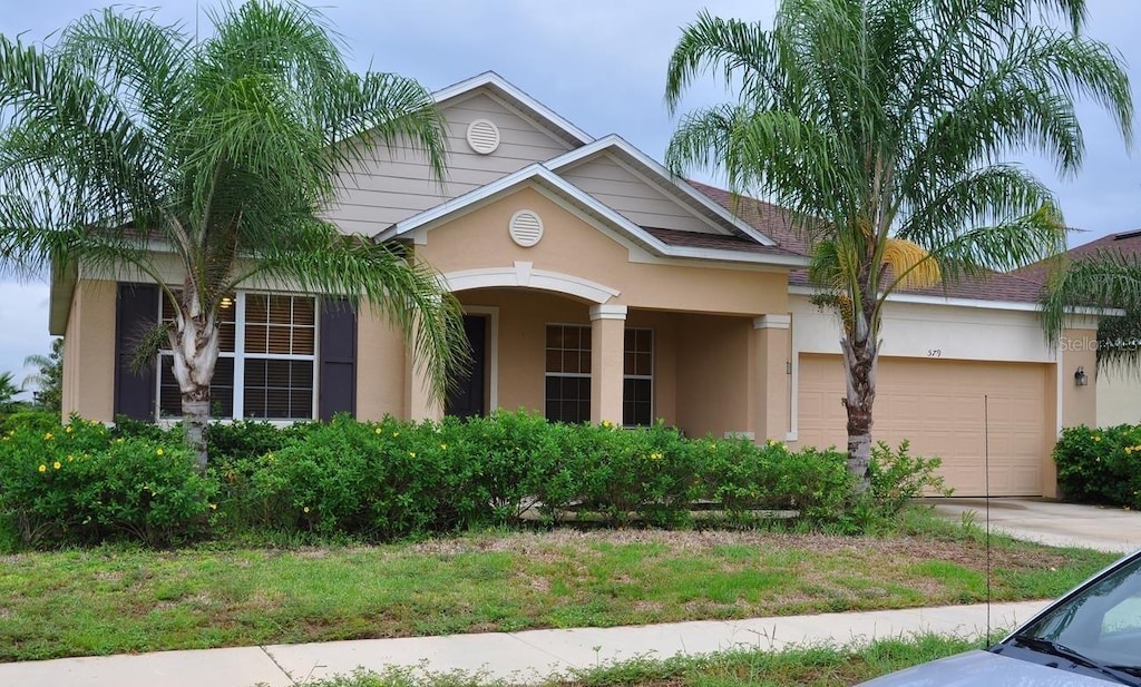 view of front facade featuring a garage