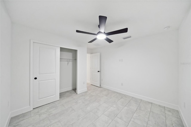 unfurnished bedroom with ceiling fan and a closet