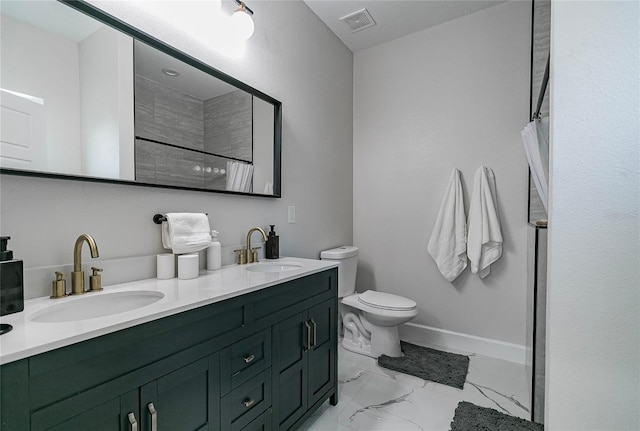 bathroom featuring toilet, a shower with shower curtain, and vanity