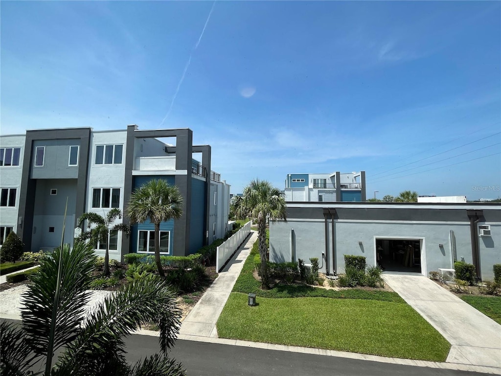 view of front of property featuring a front yard