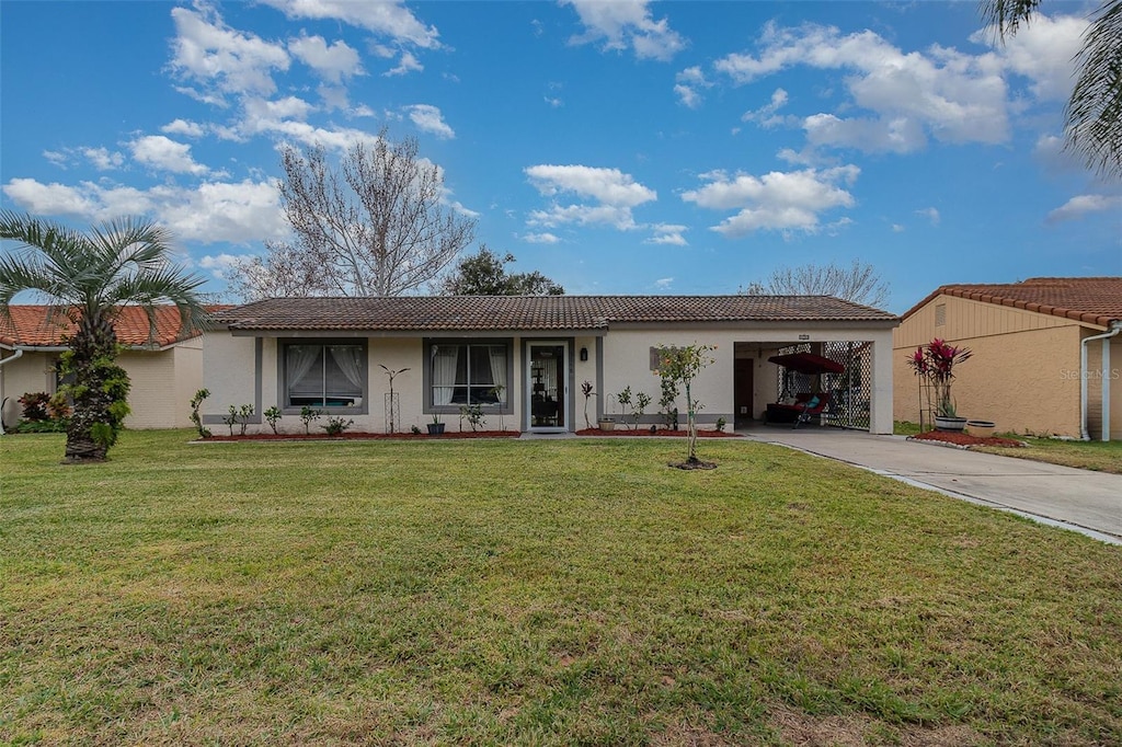 view of front of property with a carport and a front yard