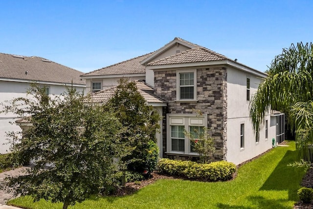 view of front of property featuring a front yard