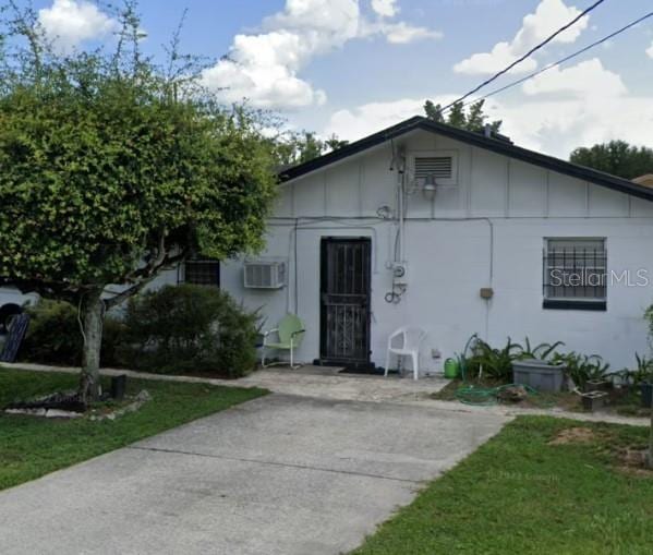 view of front facade featuring a front yard