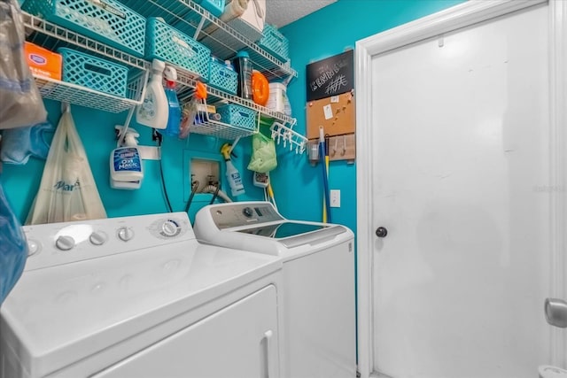 washroom featuring a textured ceiling and independent washer and dryer