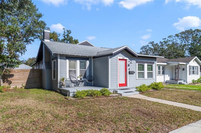 view of front of house featuring a front lawn