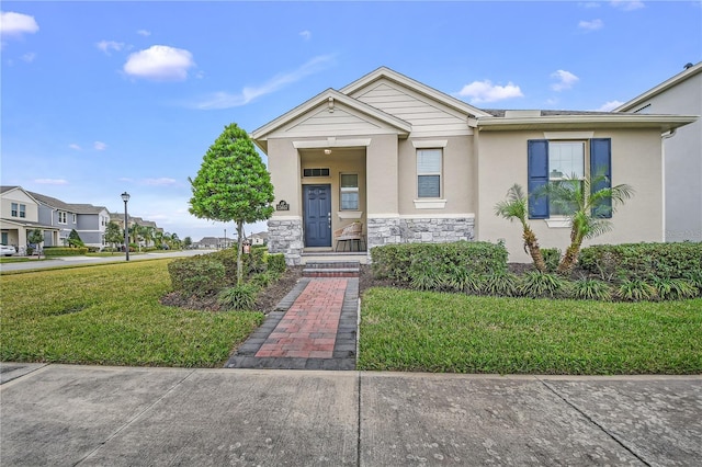 view of front of property featuring a front lawn