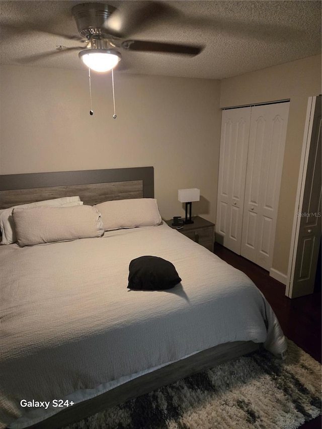 bedroom with a closet, a textured ceiling, and ceiling fan