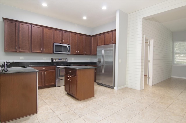 kitchen featuring sink, stainless steel appliances, and a kitchen island