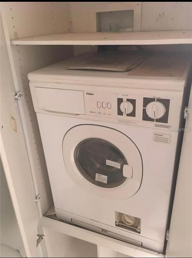 room details with washer / dryer