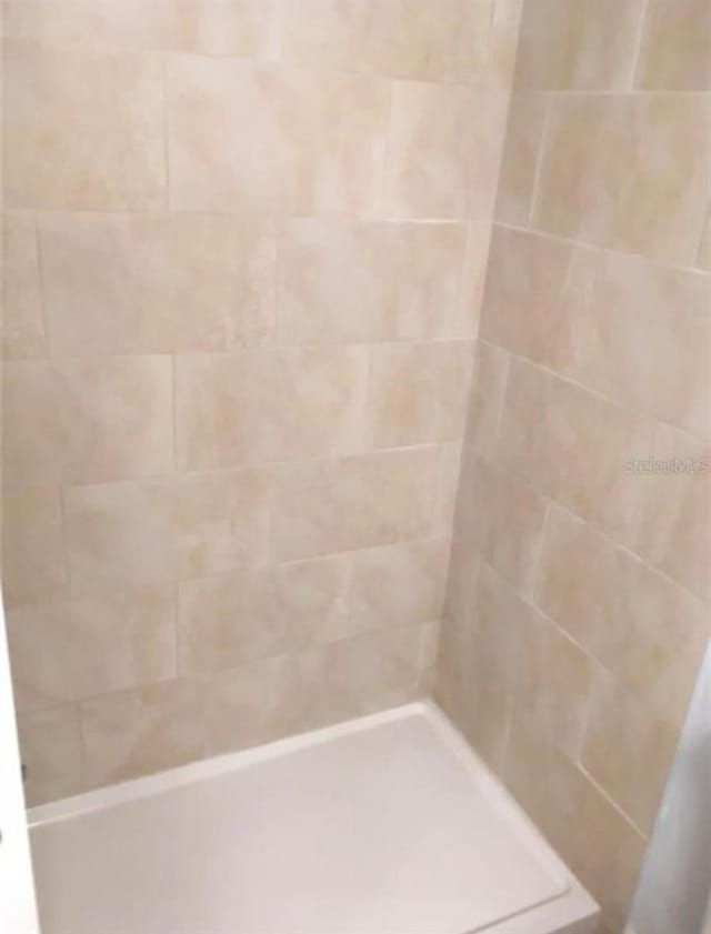 bathroom featuring tiled shower