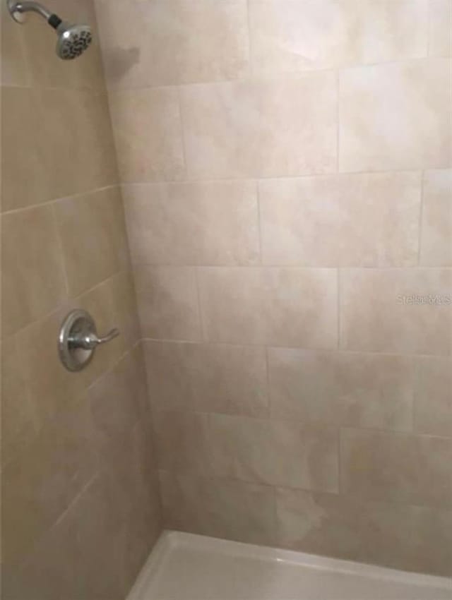 bathroom featuring a tile shower