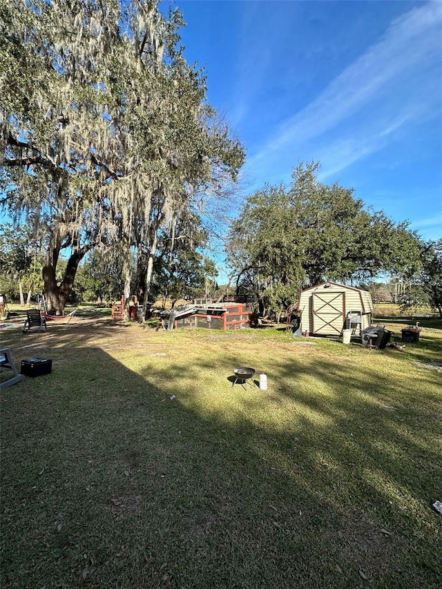 view of yard featuring a storage shed