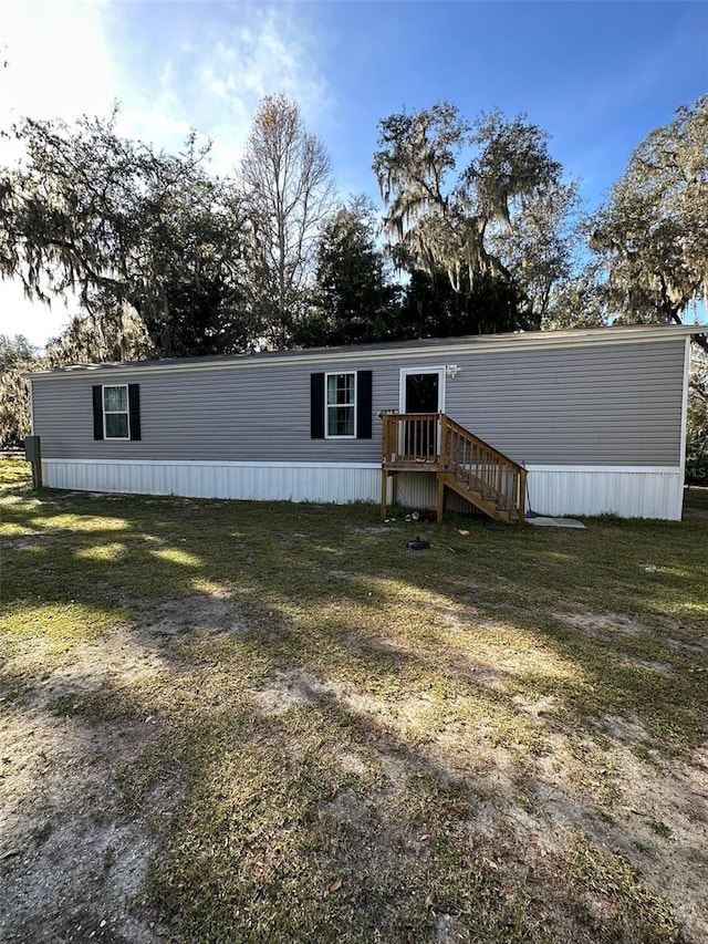 view of front facade featuring a front yard