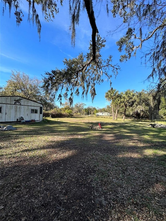 view of yard featuring an outdoor structure