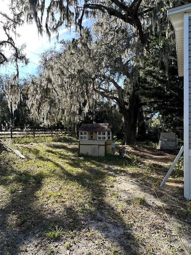 view of yard featuring a shed