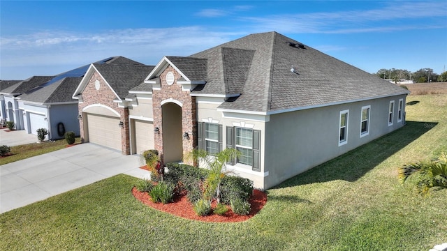 view of front of property featuring roof with shingles, stucco siding, an attached garage, driveway, and a front lawn