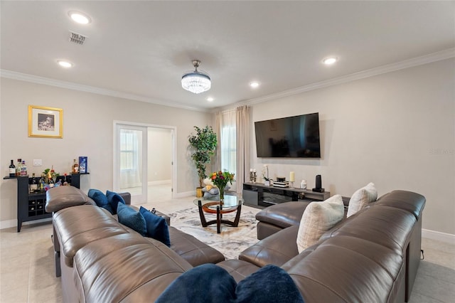 living area with recessed lighting, baseboards, visible vents, and ornamental molding