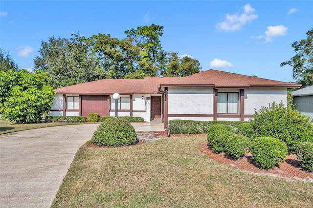 single story home featuring a front lawn