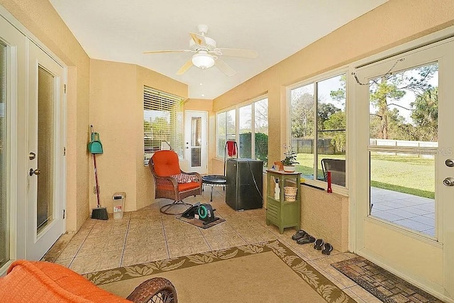 sunroom / solarium with a ceiling fan