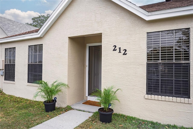 property entrance featuring a yard