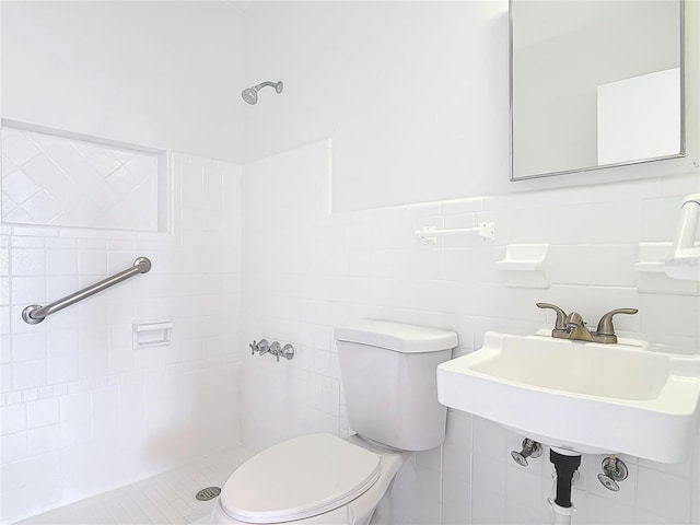 930 Lewis Dr, Daytona Beach, FL 32117 - bathroom with toilet, a sink, a tile shower, and tile walls