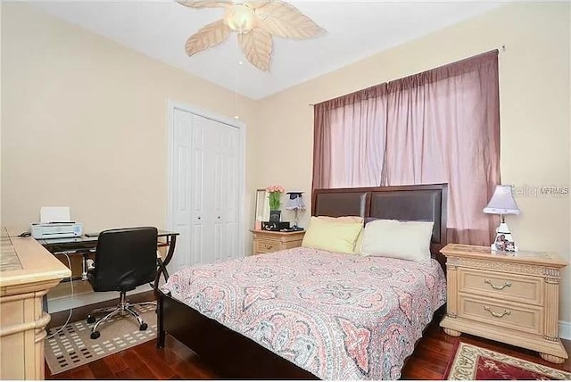 bedroom with ceiling fan, dark wood-type flooring, and a closet